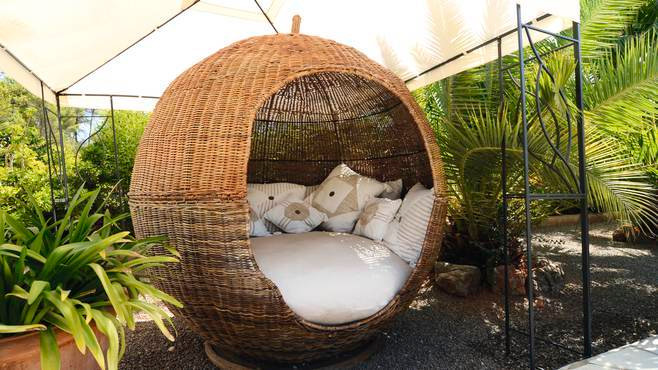 Relax in the swing seat, in the garden of Villa Carmen