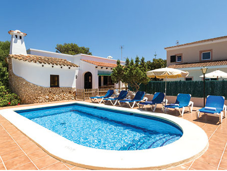 Villa Casa Blanca in Cala Blanca, Menorca. Sleeping 6 people in 3 bedrooms